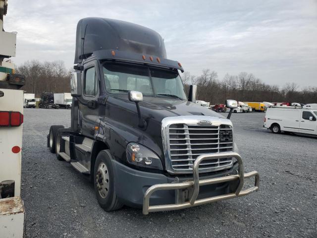  Salvage Freightliner Cascadia 1