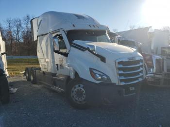  Salvage Freightliner Cascadia 1