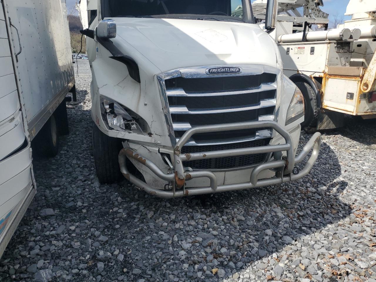 Freightliner Cascadia 116 Image 7