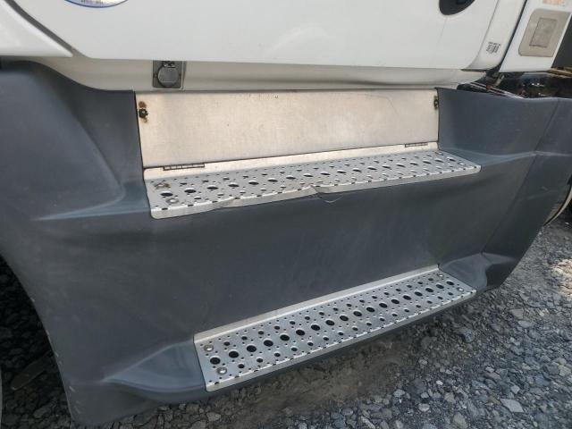 Freightliner Cascadia Image 10