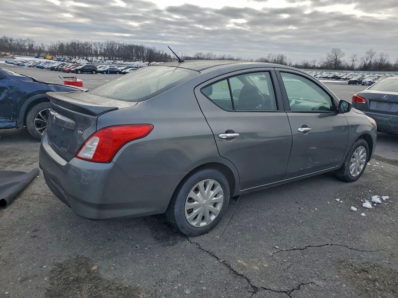 Nissan Versa S Image 3