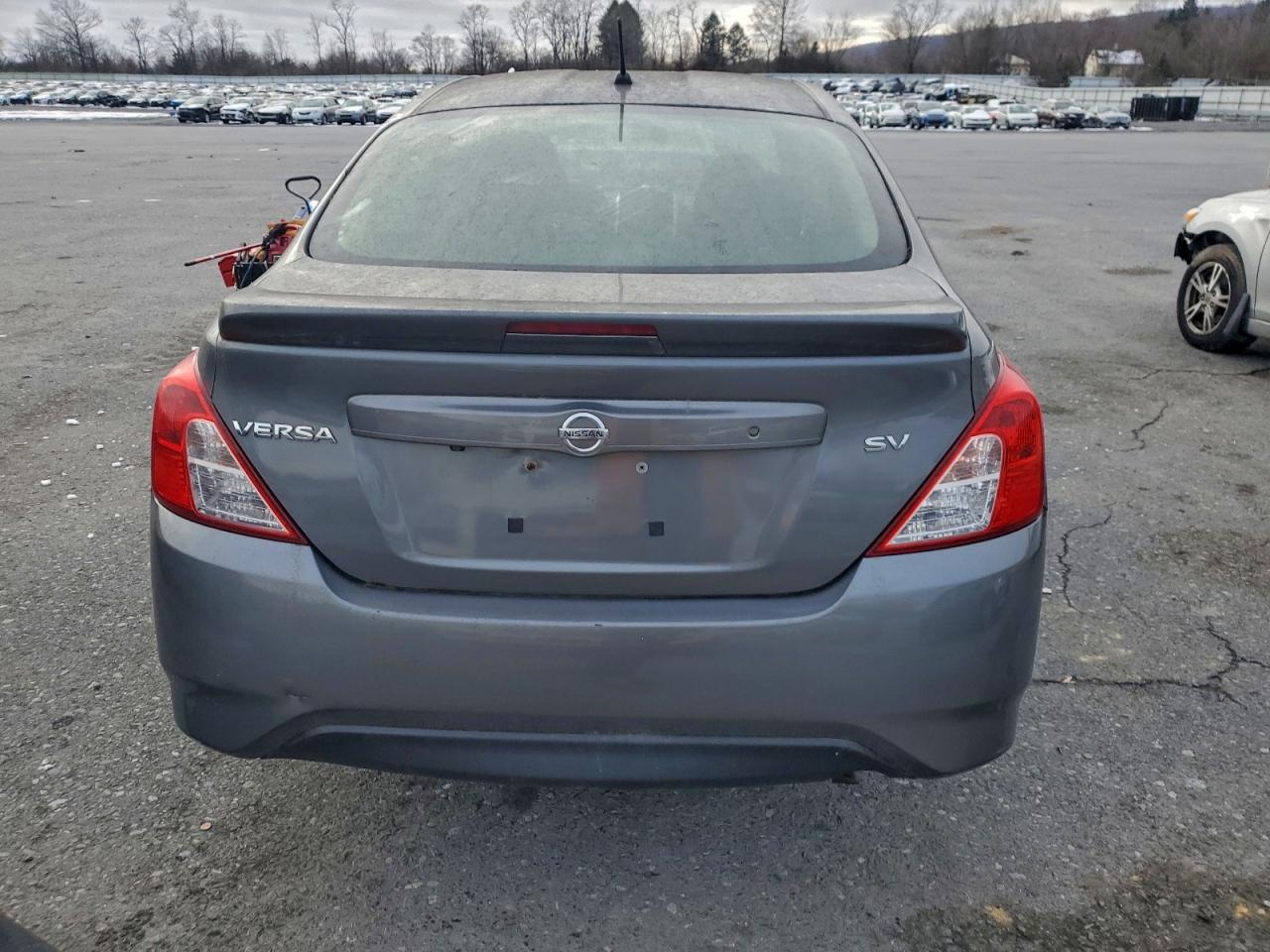 Nissan Versa S Image 5