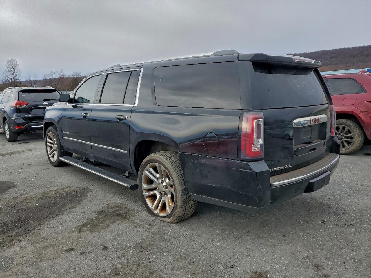GMC Yukon Denali Image 5