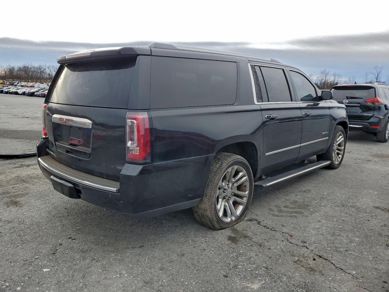 GMC Yukon Denali Image 2