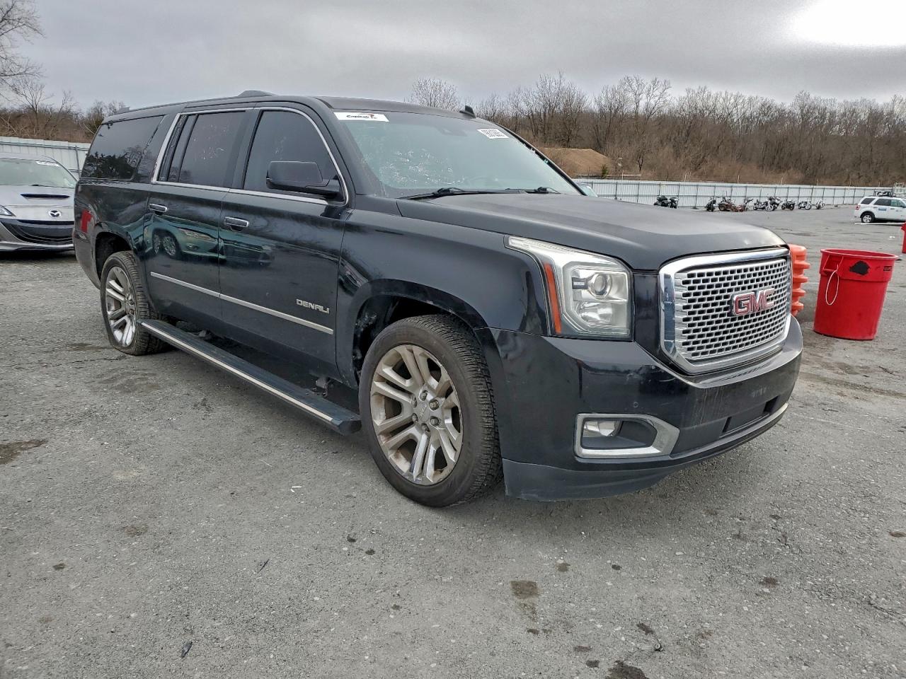GMC Yukon Denali Image 6