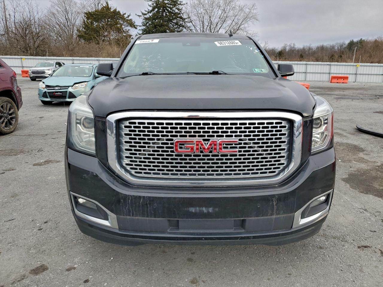 GMC Yukon Denali Image 3