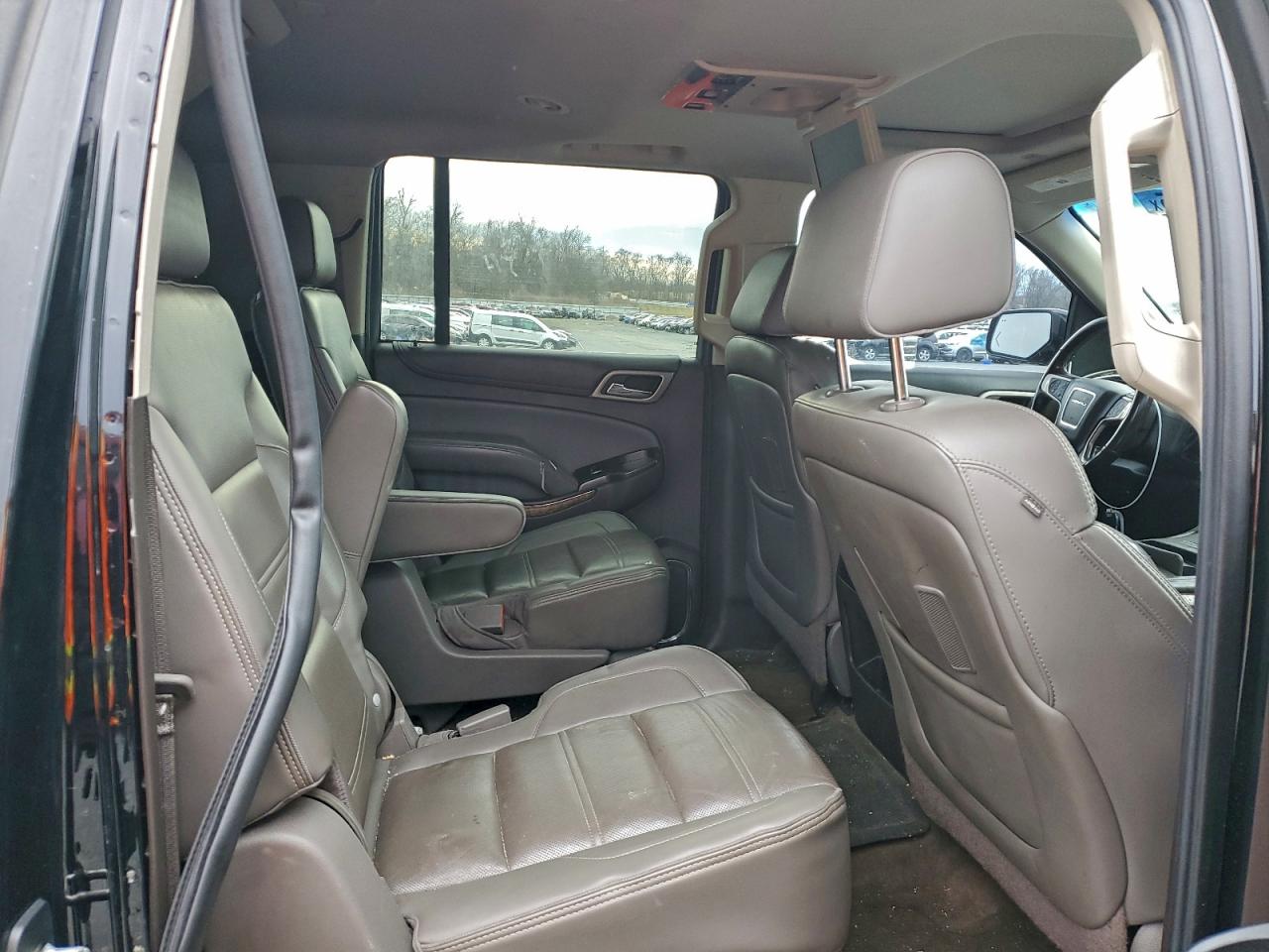 GMC Yukon Denali Image 10