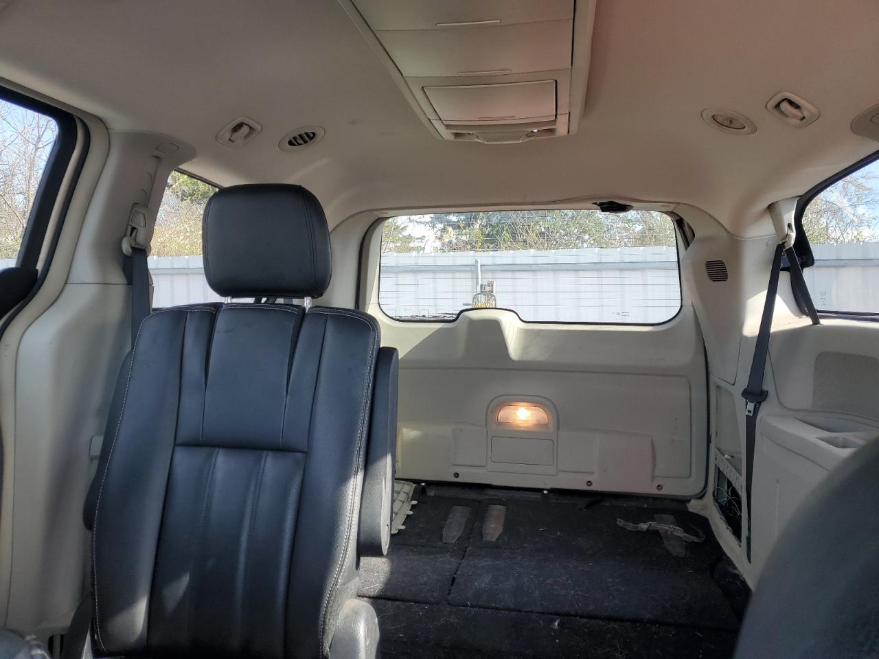 Chrysler Minivan Touring Image 10