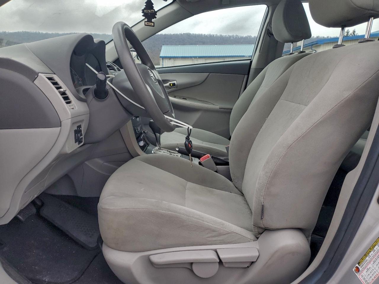 Toyota Corolla Base Image 5