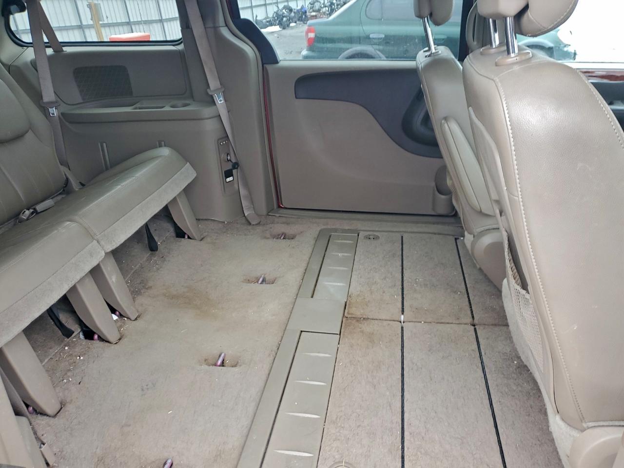 Chrysler Minivan Touring Image 6