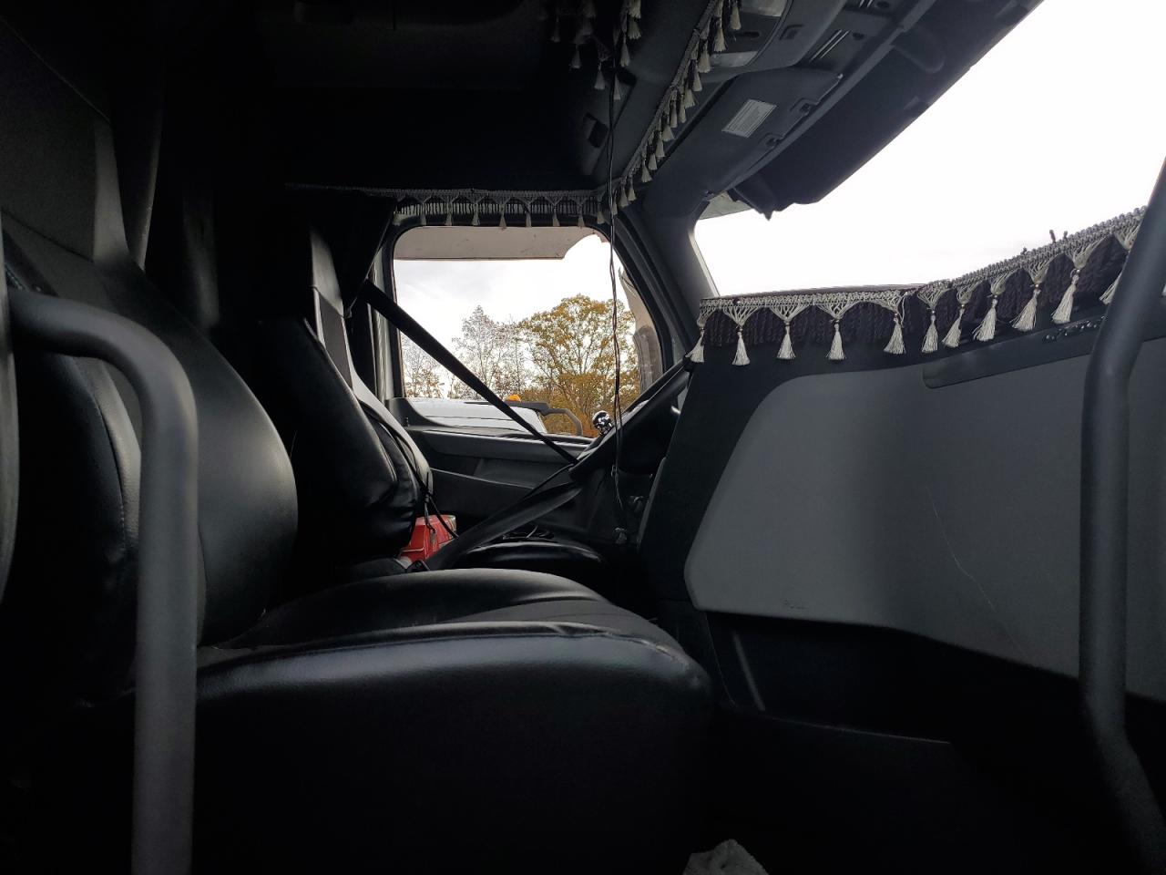 Freightliner Cascadia 1 Image 4