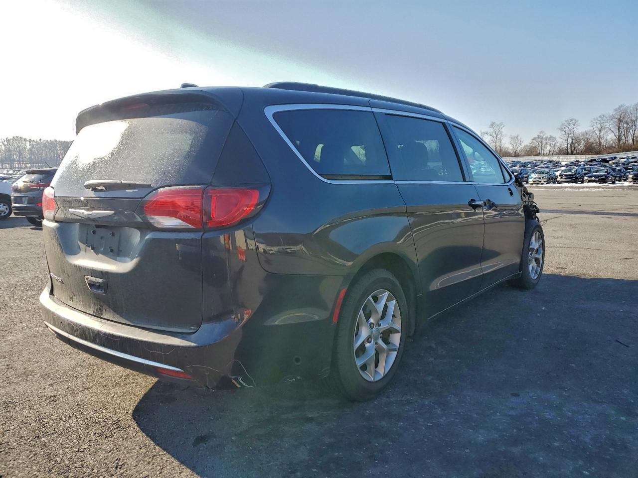 Chrysler Pacifica Touring Image 7