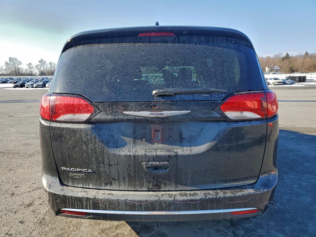 Chrysler Pacifica Touring Image 12