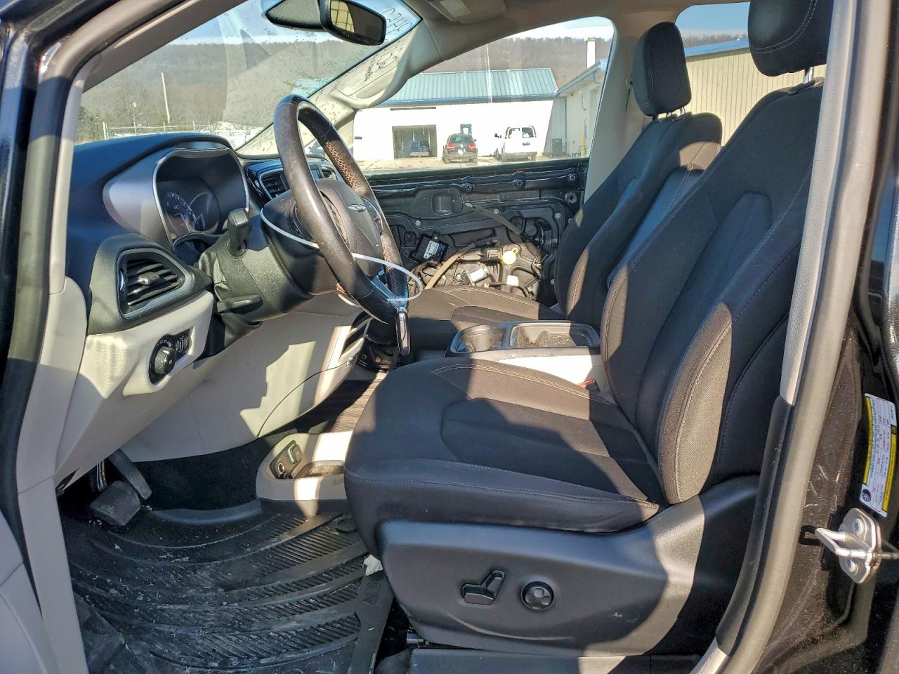 Chrysler Pacifica Touring Image 3