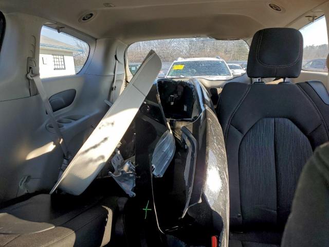 Chrysler Pacifica Touring Image 13