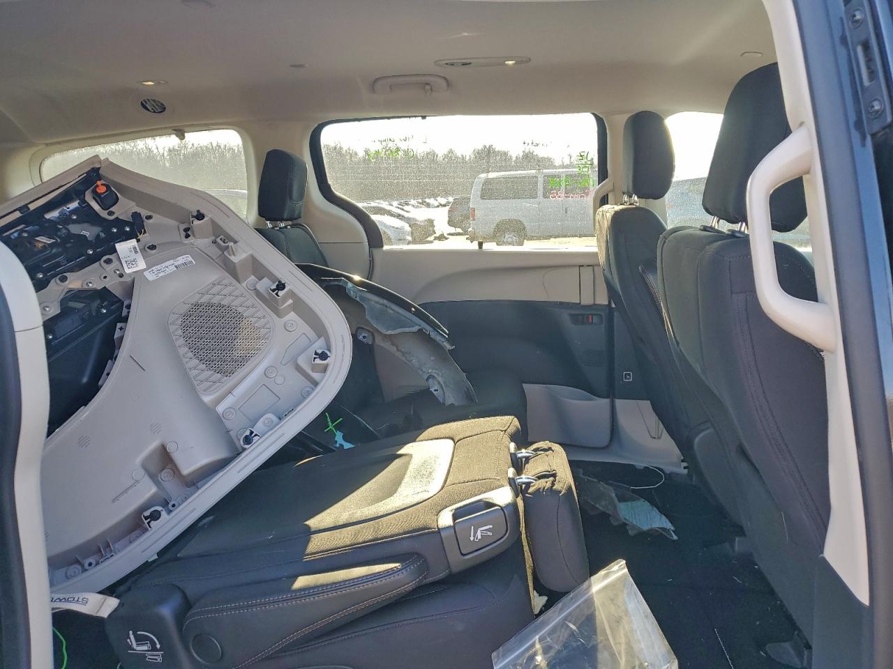 Chrysler Pacifica Touring Image 5