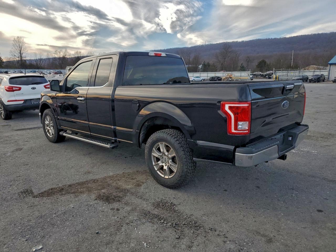 Ford F-150 Super Cab Image 6