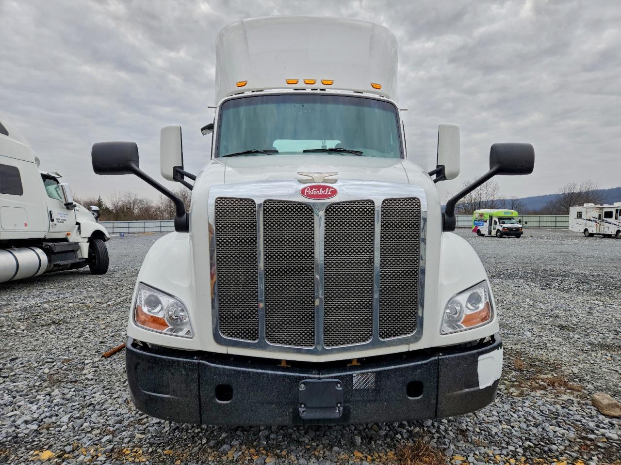 Peterbilt 579 Image 10