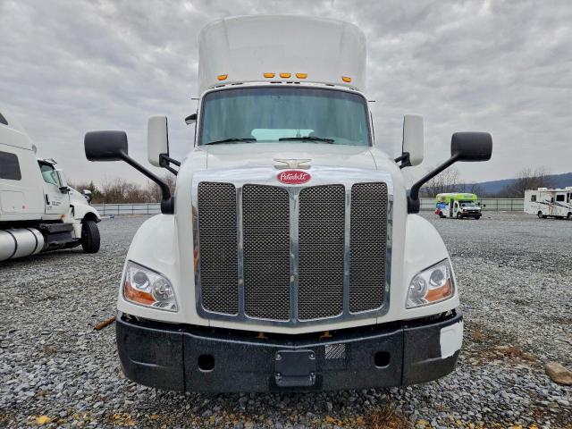 Peterbilt 579 Image 10