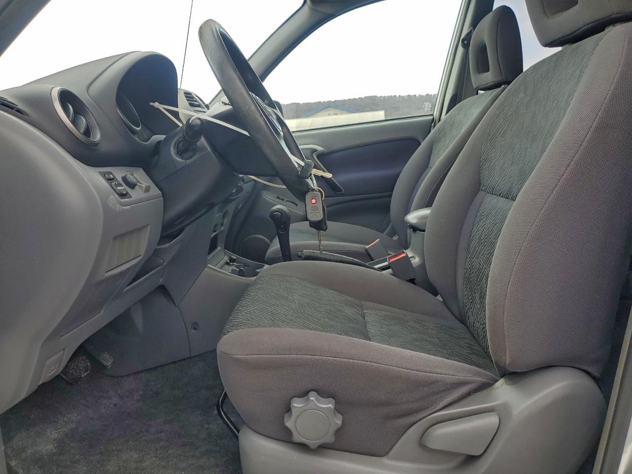 Toyota RAV4 Image 11